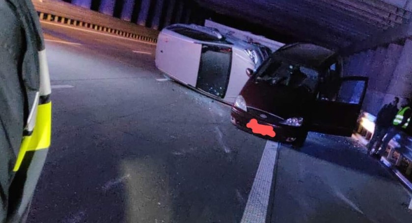 Na autostradzie A1 w miejscowości Brodowe przewrócił się samochód z przyczepą
