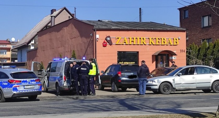 Pijany 33-latek spowodował kolizję i uciekł. Policjanci znaleźli w jego samochodzie broń, na którą nie ma pozwolenia