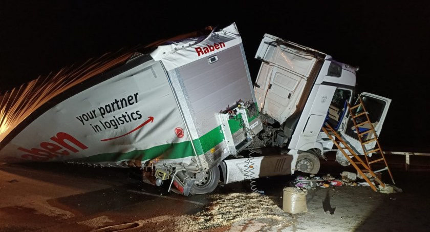 Kolizja na autostradzie A1. Samochód ciężarowy uderzył w bariery energochłonne