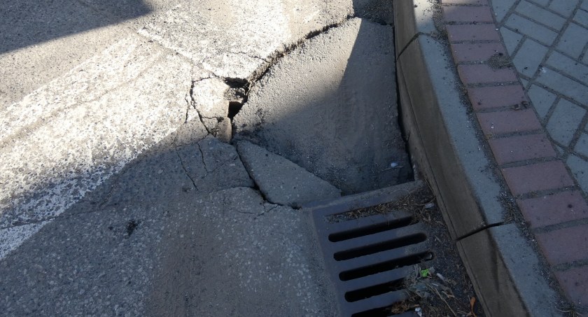 Wielkie łatanie dziur. Wiosna upłynie pod znakiem recyklera i patchera. Tylko ile to wytrzyma?
