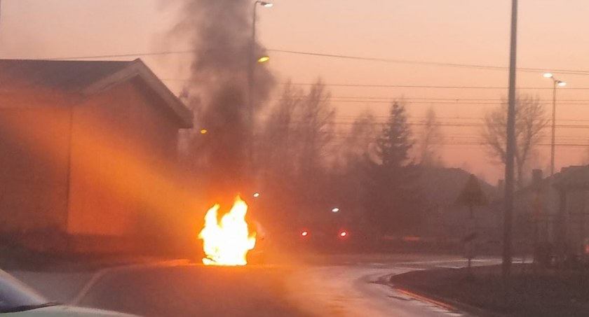 Pożar audi przy przejeździe w ulicy Kraszewskiego. Zapaliła się komora silnika