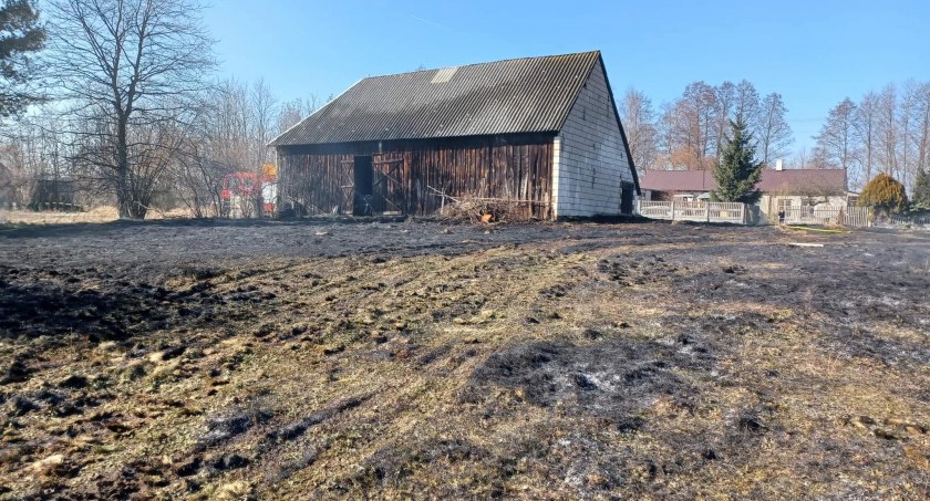 W Kolonii Olszowiec w gm. Kamieńsk ktoś podpalił suche trawy. Zagrożona była stodoła