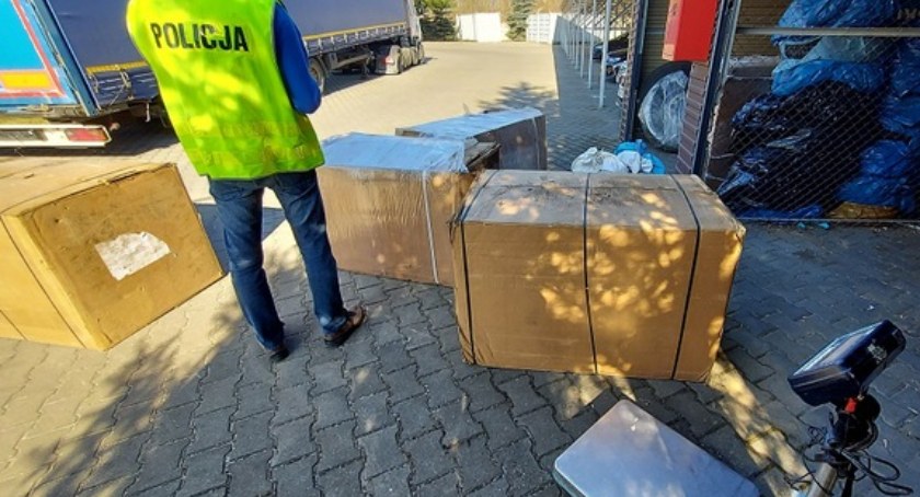 Nielegalne papierosy o wartości prawie 665 tys. zł. Radomszczańscy policjanci namierzyli dwóch mężczyzn