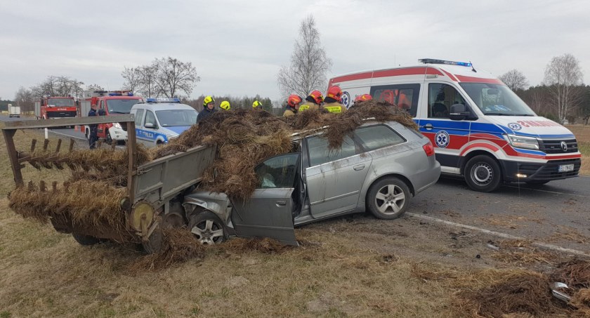 Kierowca ciągnika wyjechał na drogę. Myślał, że zdąży. Kierowca audi nie wyhamował, wjechał w rozrzutnik 