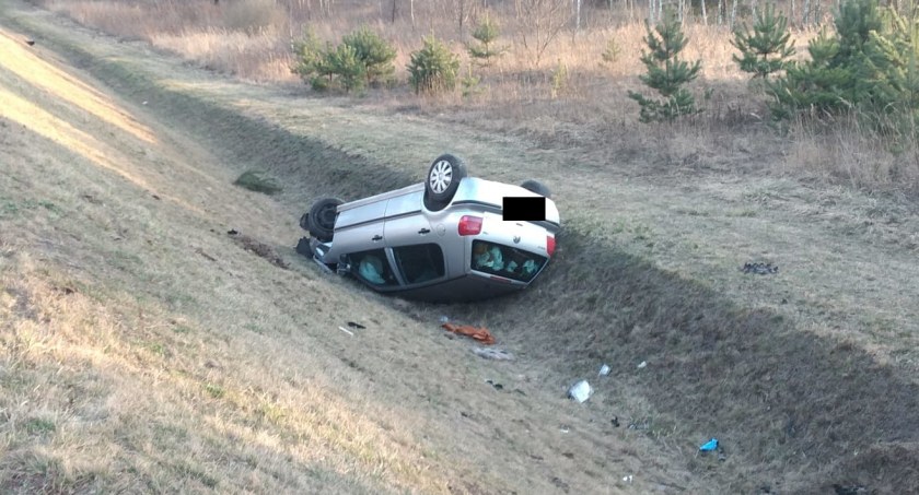 Volkswagen polo dachował na obwodnicy Radomska. 87-letni radomszczanin został zabrany do szpitala