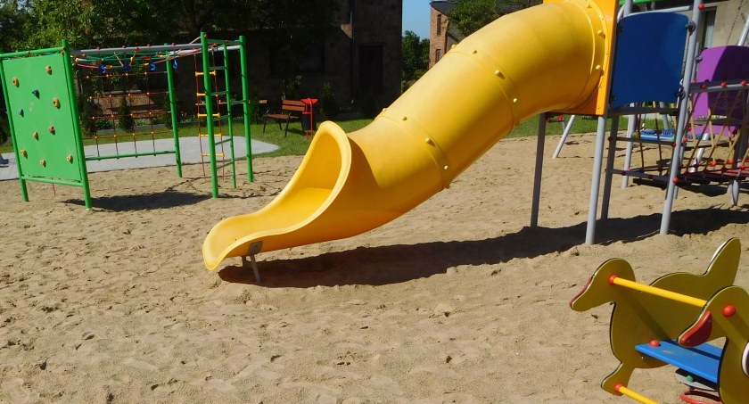 Szukasz pracy? A może dozorca jednego z placu zabaw przy Brzeźnickiej? Zadzwoń do urzędu miasta