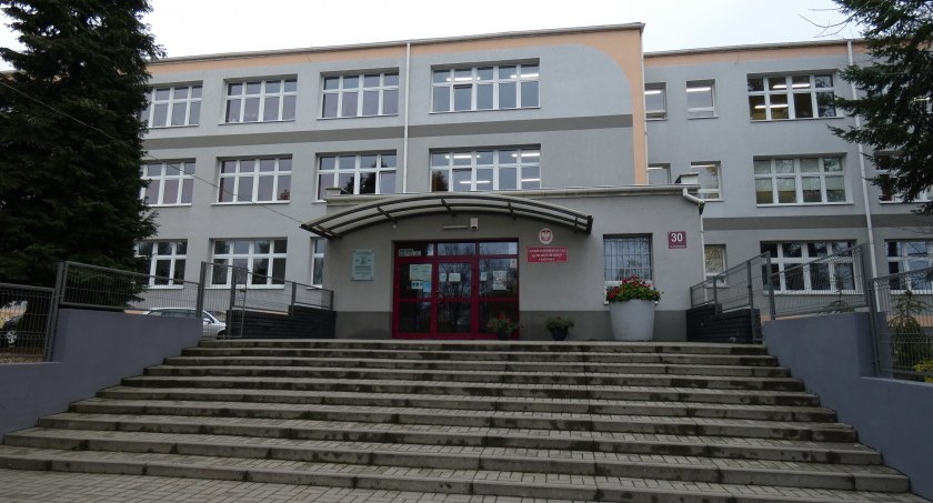 Licealiści piszą do zarządu powiatu: Dyrektor Renata Kosela nigdy nie zawiodła nas jako uczniów 