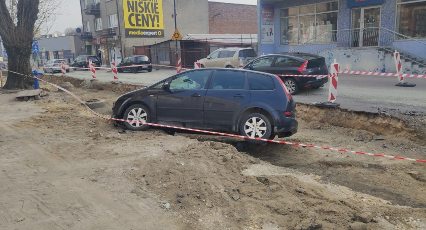 Żeromskiego. Kierująca fordem kobieta wjechała do wykopu. Na szczęście nic się jej nie stało