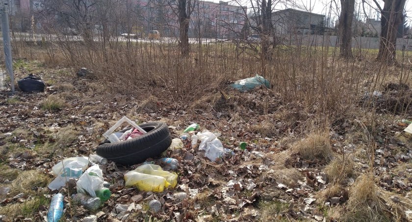 Kto posprząta śmieci szpecące Radomsko? Są wszędzie: nad Radomką, na Bartodziejach, w parkach, na skwerach