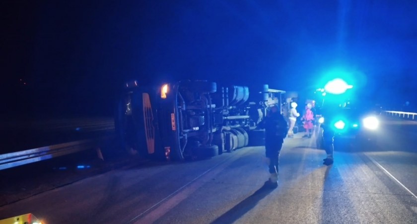 Na autostradzie w miejscowości Kosówka przewróciła się ciężarówka. Jeden pas był zablokowany