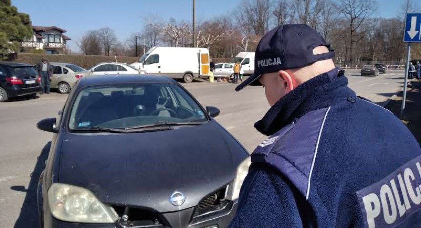 Znaków nie widać, może baner pomoże kierowcom. Starostwo nie ma pieniędzy na oznakowanie