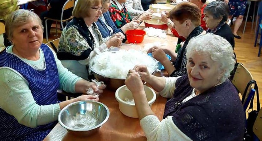 XI Pierzawka w Gomunicach. Darcie pierza na poduszkę dla pierwszego dziecka urodzonego w gminie