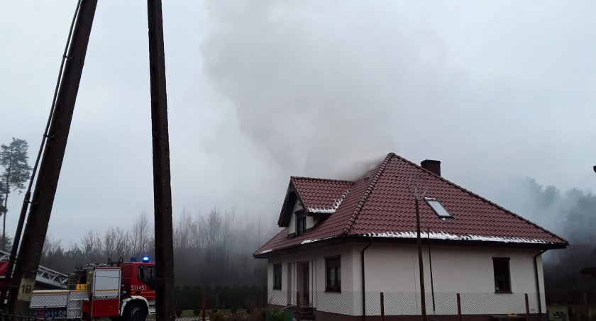Pożar domu w miejscowości Bobry. Strażacy mówią, że to mogło być podpalenie