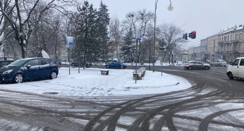 Trudne warunki na drogach w mieście i powiecie. Wróciła zima, jest ślisko