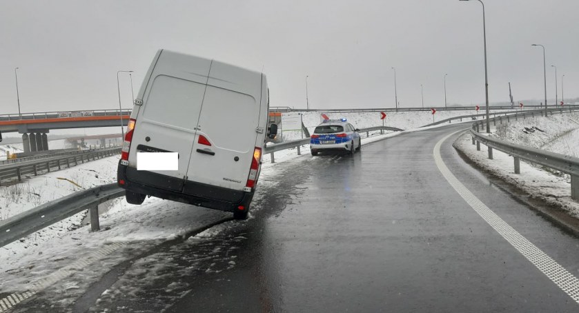 Uwaga, na drogach jest bardzo ślisko! Na A1 kierowca busa wpadł w poślizg i wjechał na barierkę
