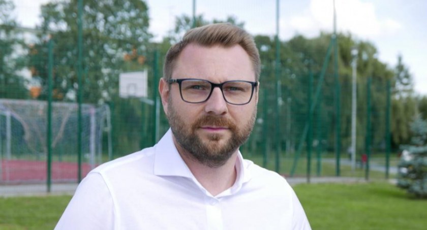Młodzieżowa Rada Miasta za radnym Koalicji Obywatelskiej. Piotr Lisowski - 12, radny PiS Bartłomiej Biskup - 0