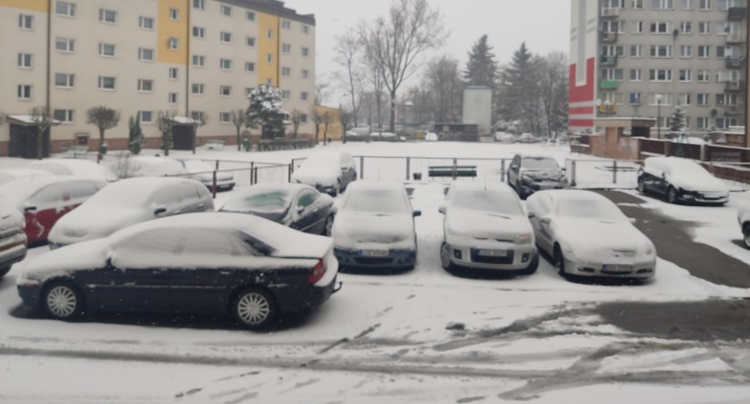 Zima nie odpuszcza. Śnieg ma padać do popołudnia. Będzie ślisko 