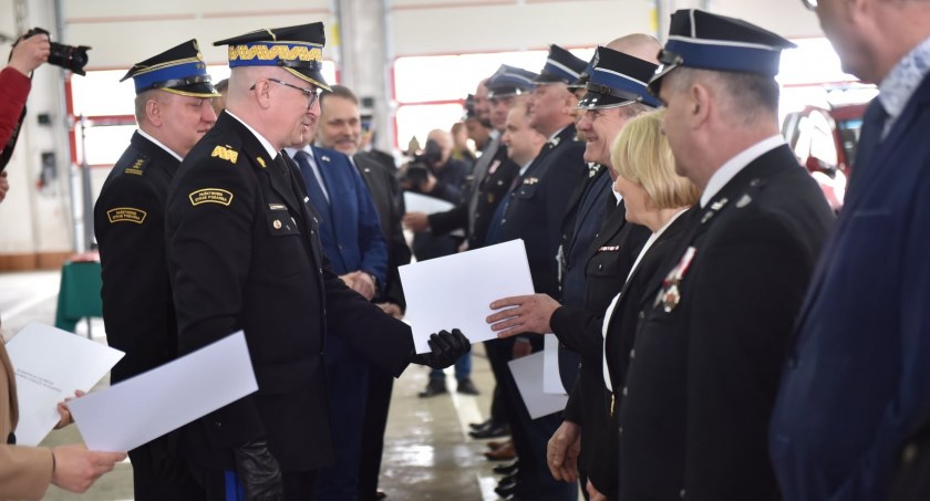Nowe wozy dla OSP Stobiecko Miejskie i OSP Gomunice. Komendant wręczył promesy 