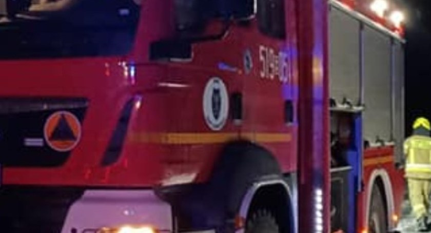 Uwaga na drogach. Opady śniegu sprzyjają łamaniu gałęzi, które spadają na drogi