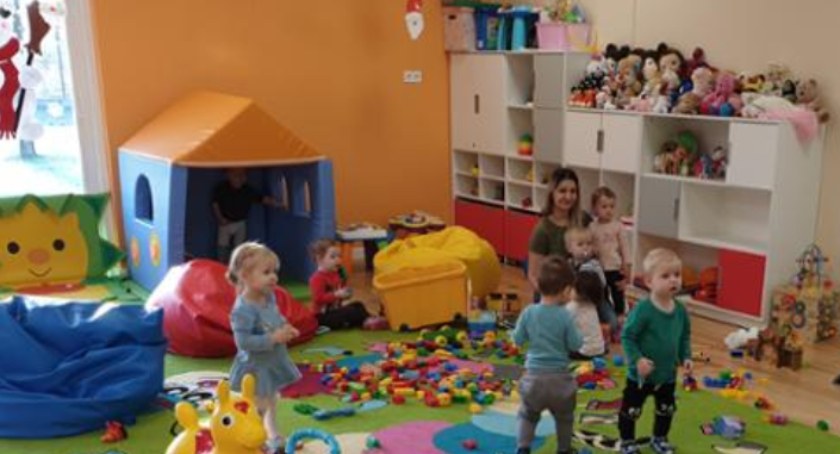 Dofinansowania do pobytu w żłobku, klubie dziecięcym lub u dziennego opiekuna. 