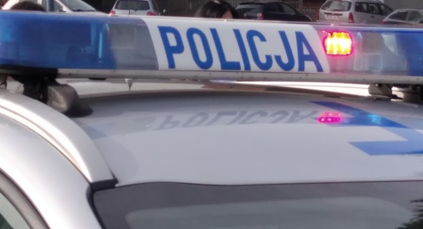 39-letni radomszczanin powiedział policjantom, że jedzie z pracy. Ścinał zakręty, jakby jechał ciężarówką