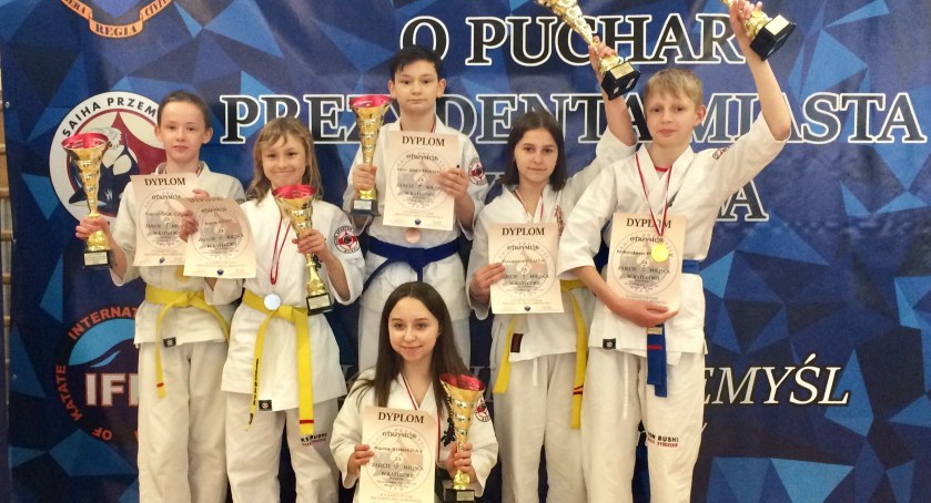 Sześć pucharów przywieźli z Przemyśla karatecy KSW BUSHI