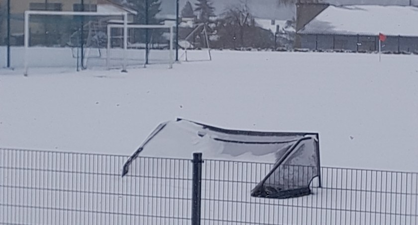 Atak zimy storpedował rozgrywki piłkarskie. Nie da się grać w śniegu. Mecze trzeba było przełożyć