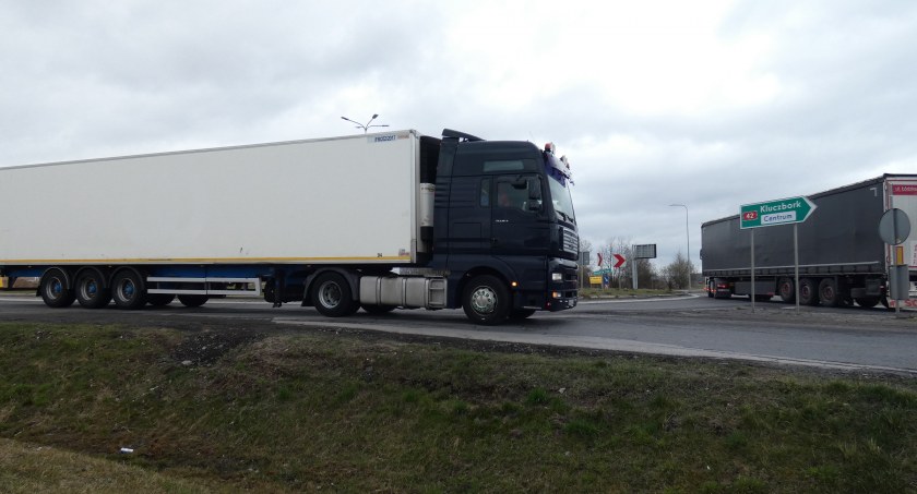 Koszmar na strefie: Nie można wyjechać, nie można wjechać - mówią kierowcy próbujący zjechać z autostrady do Radomska