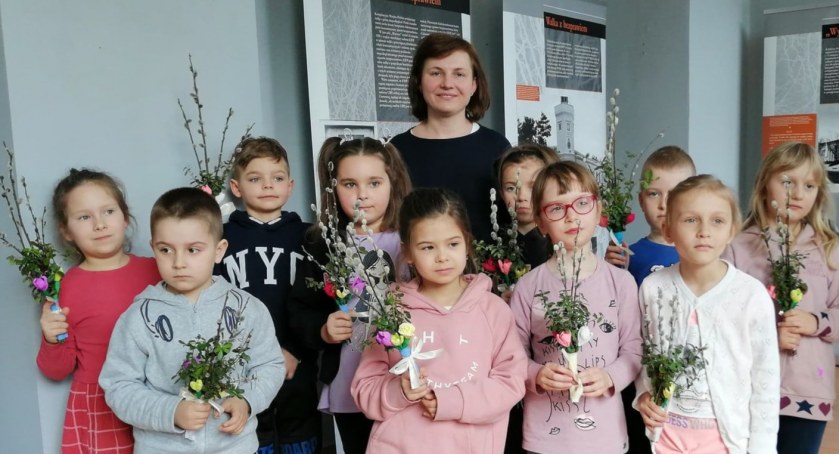 Warsztaty tworzenia palm wielkanocnych w muzeum. Przedszkolaki już wiedzą, jak to się robi