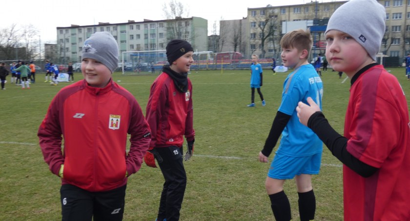 [ZDJĘCIA] Powiatowe eliminacje o Puchar Tymbarku. Na boisku rywalizuje 18 drużyn z całego powiatu 