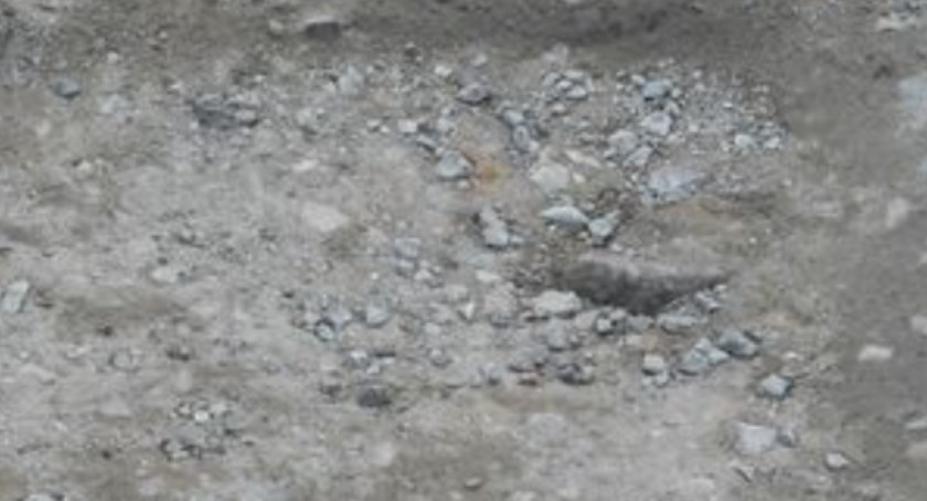 Nasz Czytelnik: Za głębokie te dziury na Żeromskiego. Osobówki już plastiki obrywają. A przed świętami ruch większy