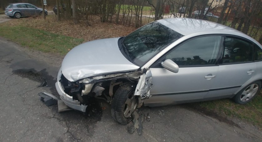 Kierowca volkswagena passata zasnął za kierownicą. Skończyło się zderzeniem z innym samochodem