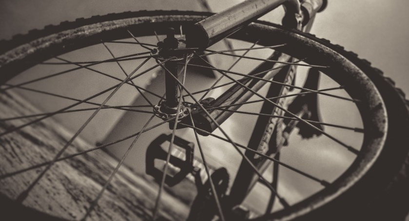 67-letnia rowerzystka uciekała przed samochodem osobowym. Przewróciła się na jezdnię