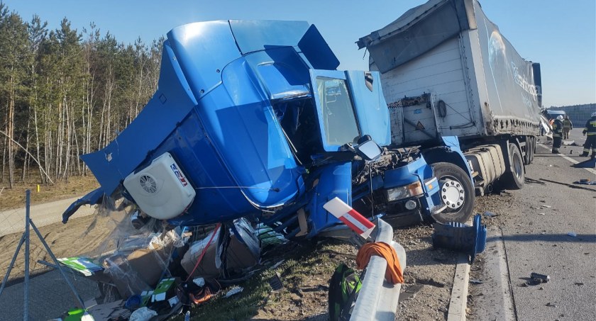 [Wideo] Jedna ciężarówka się zepsuła, kierowca drugiej w nią wjechał. Groźnie wyglądające zderzenie na autostradzie A1