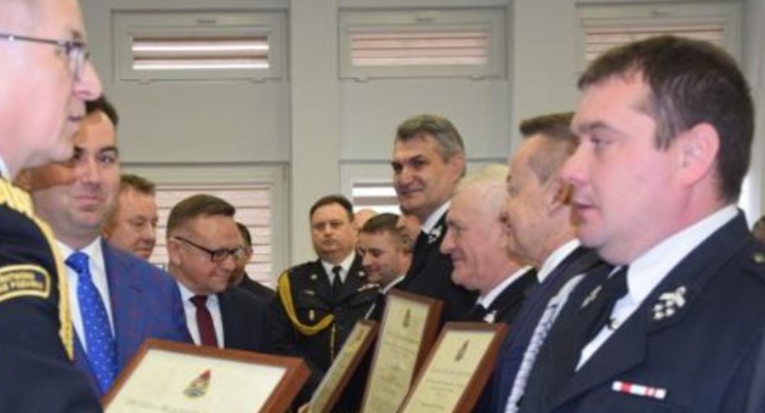 W poniedziałek w Sieradzu strażacy z OSP Gowarzów odebrali akt włączenia jednostki do KSRG