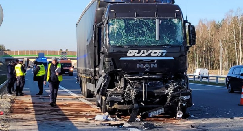 I znów zderzenie dwóch samochodów ciężarowych na autostradzie A1. Jeden z kierowców został zabrany do szpitala