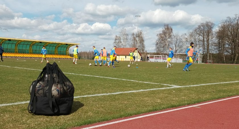 Zostawili punkty w Kleszczowie. I czołówka znów odskoczyła naszym piłkarzom, którzy walczą o III ligę