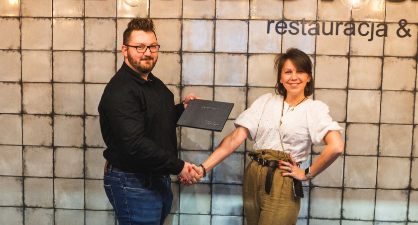 Fundacja foto Pozytyw szkoli fotografów. Sylwia Drzynicka-Kowalczyk odebrała swój certyfikat