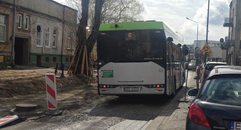Radomszczanka: Autobus jeździ Żeromskiego na milimetry. Kierowca MPK: gdyby myśleli, to Reymonta byłaby awaryjnie dwukierunkowa
