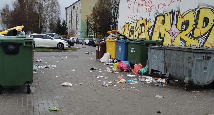 Czytelnik: Mamy święta, a teren wokół naszego bloku wygląda jak... Bo spółdzielnia nie umie zrobić porządnej wiaty