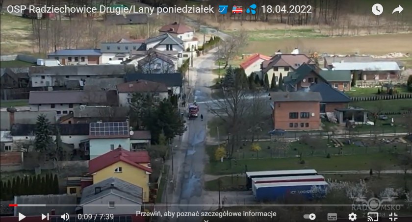 [Wideo] Strażacy z Radziechowic Drugich podtrzymują świąteczną tradycję. Lany Poniedziałek w obiektywie Artura Kępy