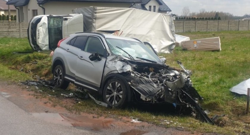 Kierowca iveco się zagapił. Wjechał na skrzyżowanie i zderzył się z mistsubishi. Sprawca zapłaci mandat