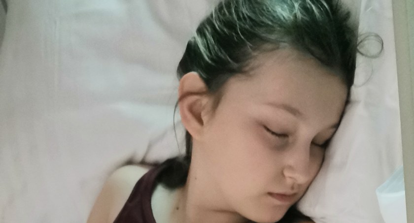 Dzielna Wiktoria walczy o zdrowie. Po śmierci taty wspiera ją mama. Potrzebna jest pomoc