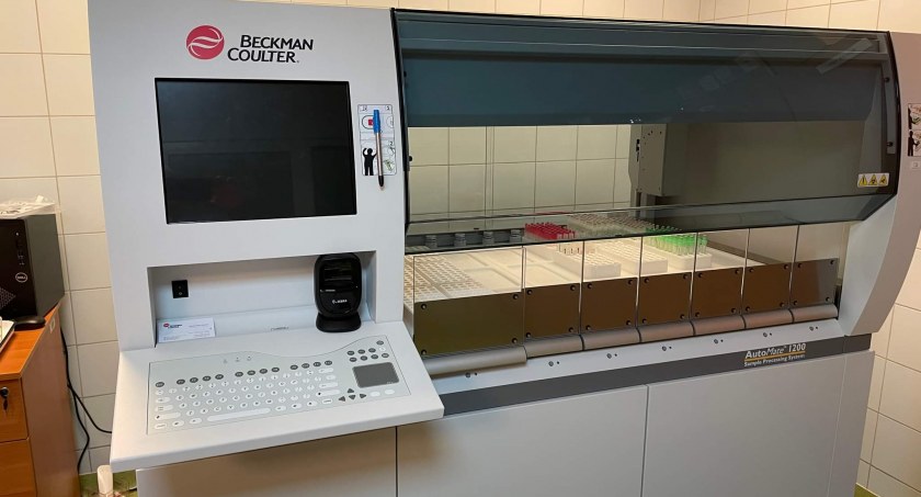 Nowy sprzęt w szpitalnym laboratorium. Nowy sorter to szybsze badania, szybsze badania to szybsza diagnoza pacjenta 