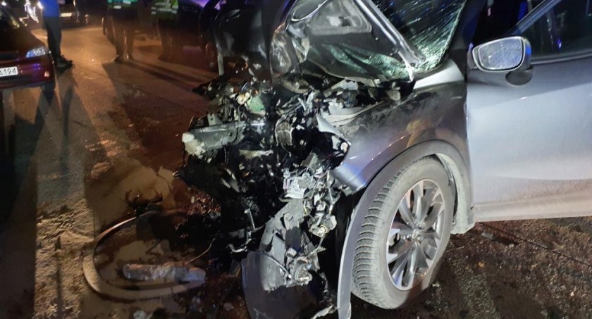 Zderzenie na DK1. Mazda wjechała w ciężarowego Volvo. Trasa była zablokowana przez kilka godzin