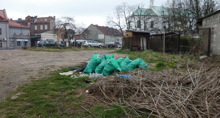 Mieszkaniec: Możemy się spierać, czy Reymonta jest ładna. Ale spójrzcie na plac przy Przedborskiej