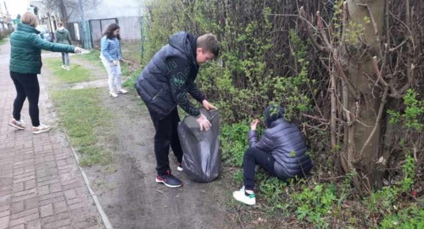 Uczniowie szkoły podstawowej w Gidlach sprzątali dla Polski. To akcja pod patronatem premiera 