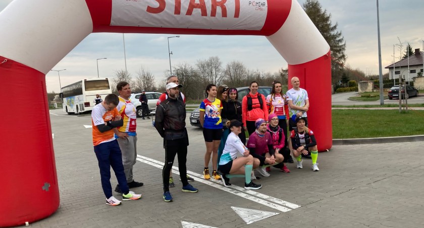 Biegną w pierwszym nieoficjalnym maratonie wokół osiedla Tysiąclecia. 21 pętli