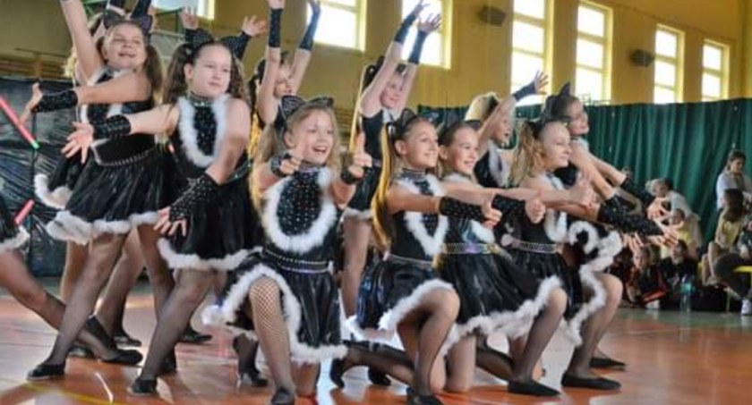 Tancerki z Akademii Tańca i Sportu „Mass-Team