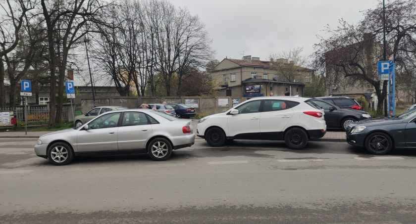 Z cyklu radomszczańscy mistrzowie parkowania. Pan Jacek: To kierowca typu zastawię wjazd na parking i co mi pan zrobisz?